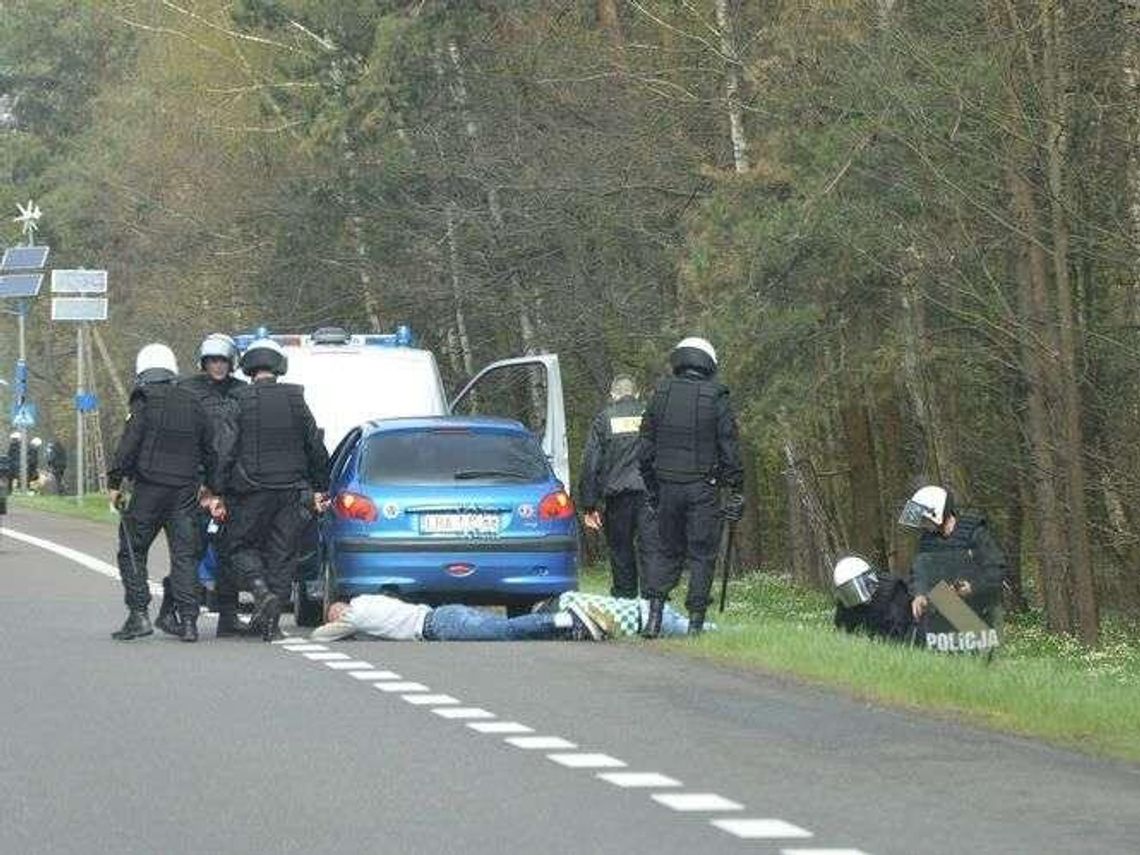 Starcie kibiców pod Radzyniem Podlaskim. Został ranny policjant. 26 osób zatrzymanych