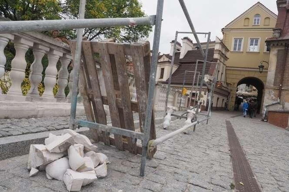 Stare Miasto. Nie tak dawno remontowali, a już pęka. Kto zapłaci z naprawę balustrady? Stare Miasto. Nie tak dawno remontowali, a już pęka. Kto zapłaci z naprawę balustrady?