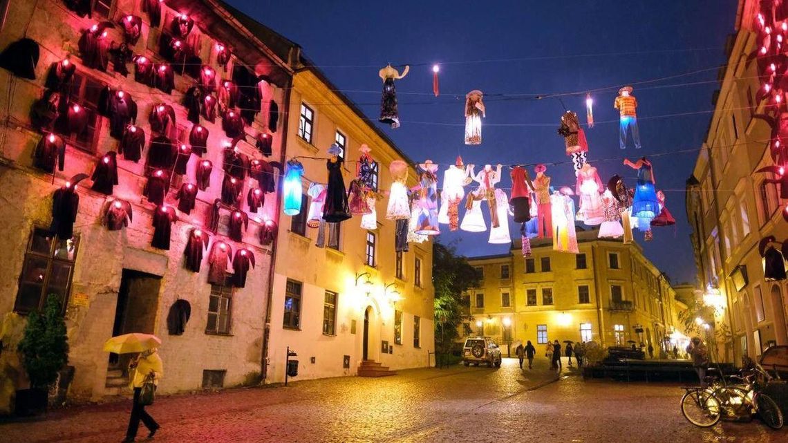 Stare Miasto z nową instalacją. Walka postu z karnawałem