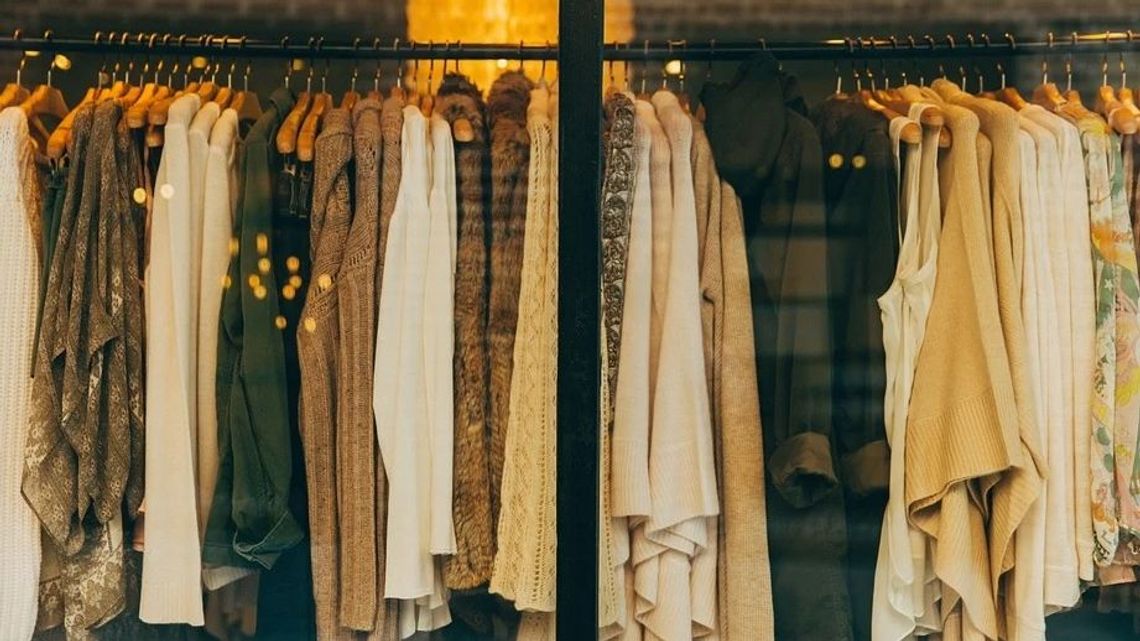 Stare płaszcze, futra i palta. Pomysł na instalację artystyczną na Noc Kultury