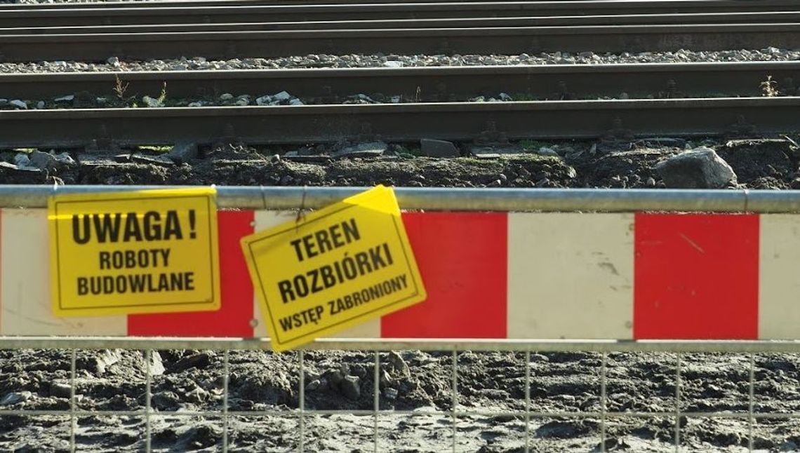Stare podkłady kolejowe zostawili im pod płotem. "Nie idzie oddychać"
