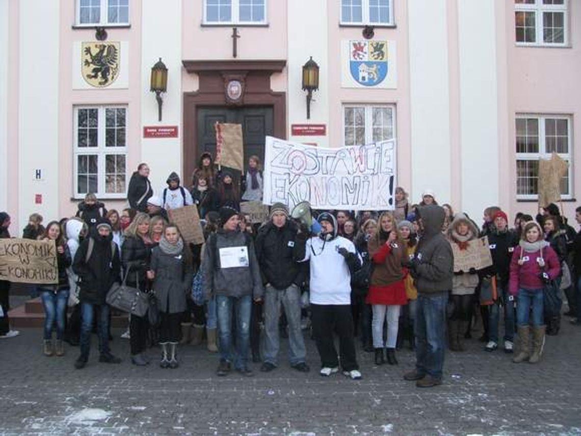 Starosta doniósł na nastolatkę, radni zrzucą się na adwokata