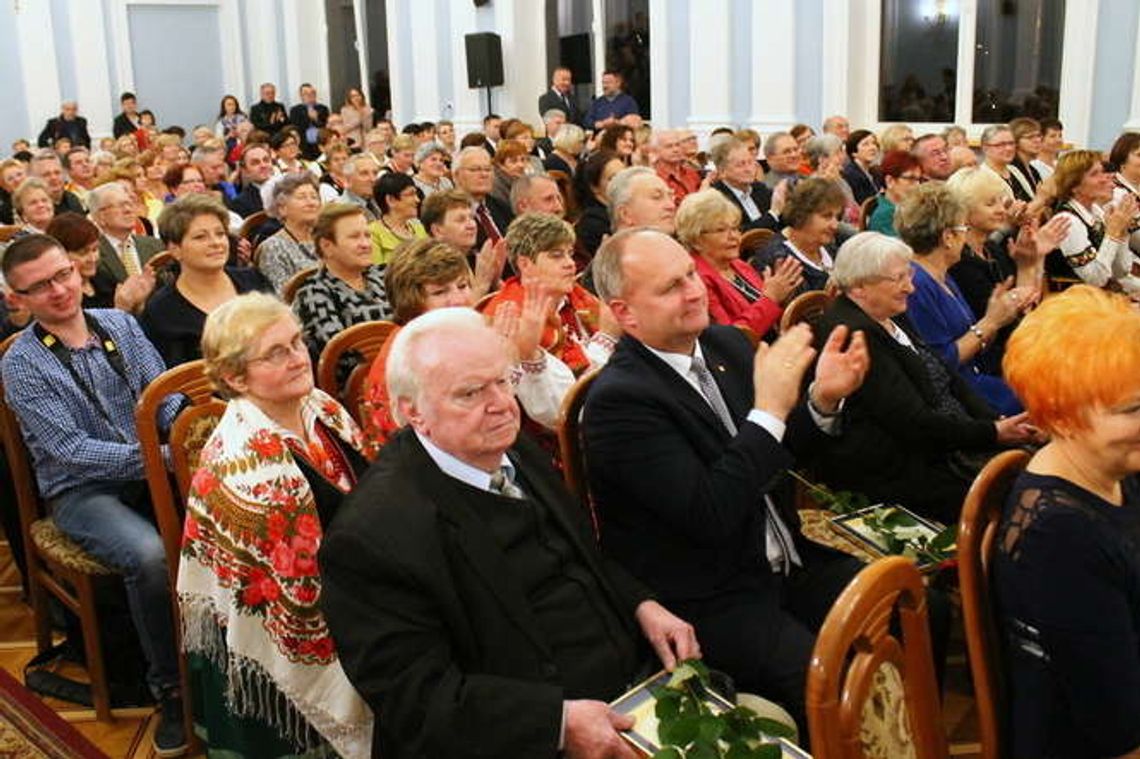 Starosta nagrodził osoby tworzące i wspierające puławską kulturę Starosta nagrodził osoby tworzące i wspierające puławską kulturę