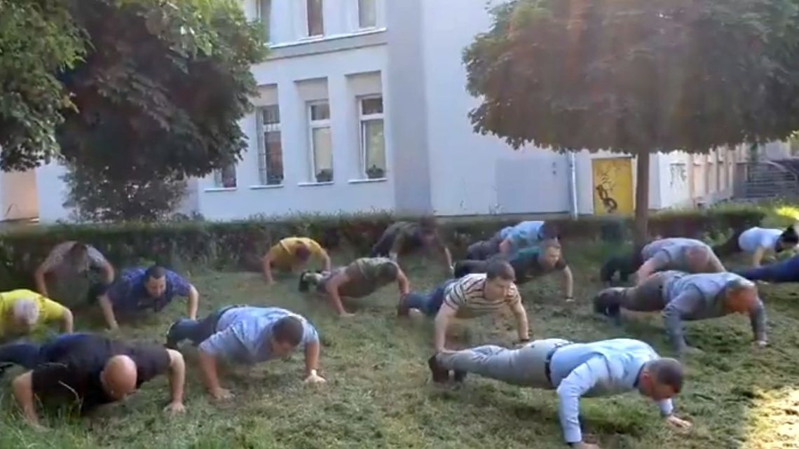 Starosta świdnicki robi pompki z urzędnikami. Na szczytny cel