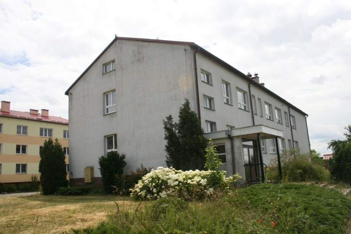 Starostwo nadal chce sprzedać teren po Zespole Szkół w Żyrzynie