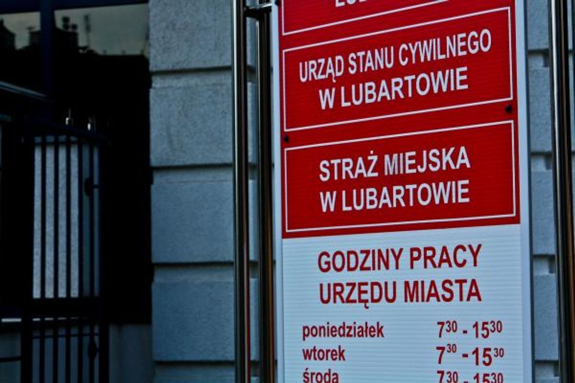 Starostwo zwalnia, ratusz zatrudnia