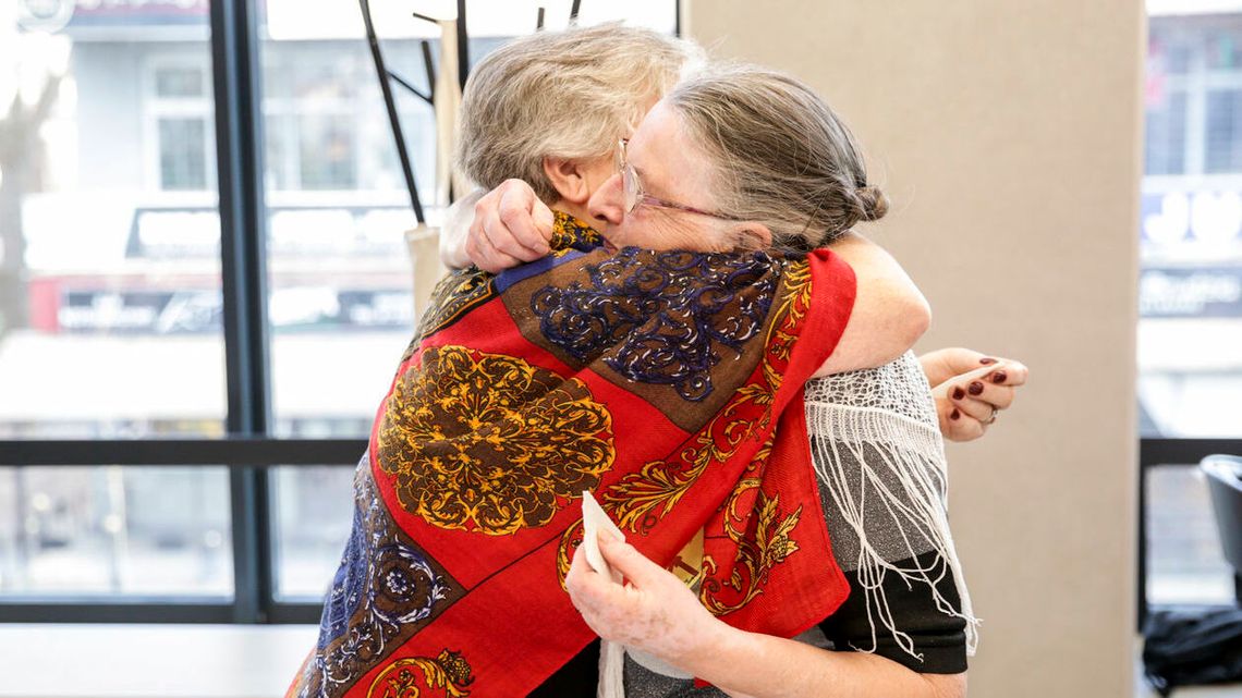 Starsi i samotni. Oni też chcą zjeść wigilijnego karpia 