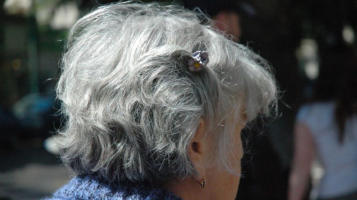 Starsza pani zauważyła, że z konta znikają pieniądze. Prawda była szokująca Starsza pani zauważyła, że z konta znikają pieniądze. Prawda była szokująca