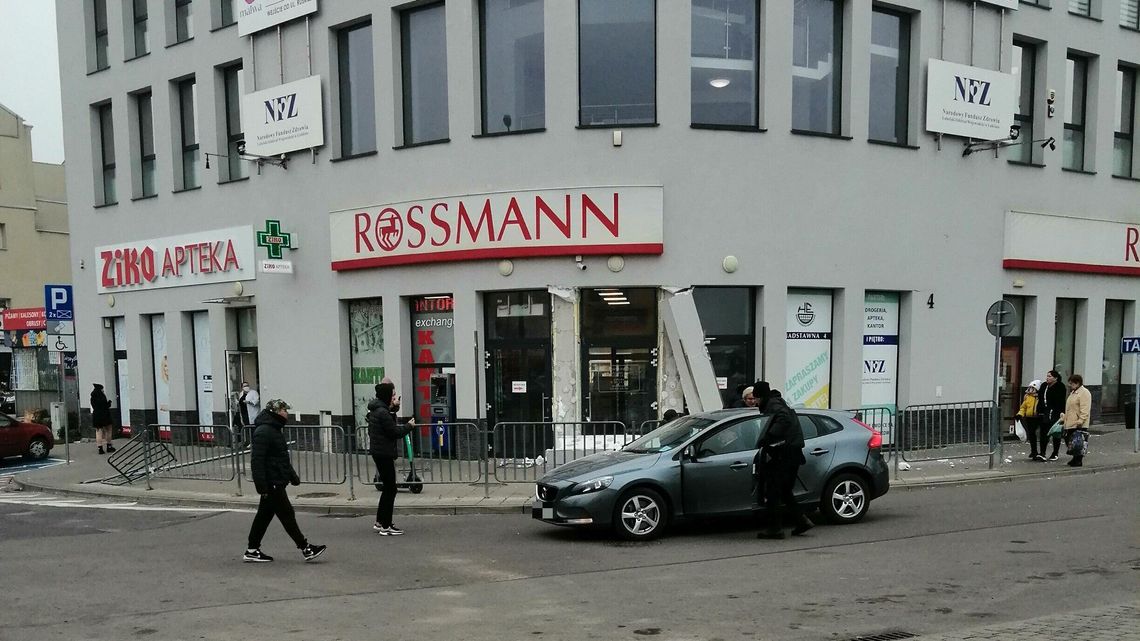 Starszy mężczyzna pomylił biegi i wjechał w budynek