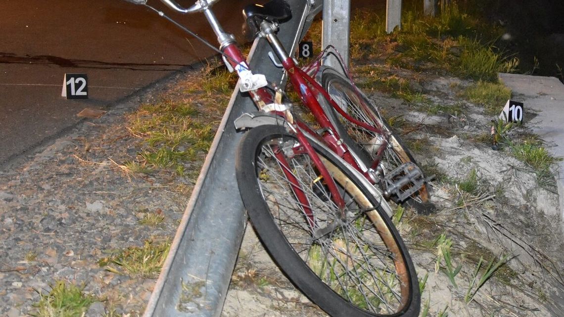 Starszy pan wjechał rowerem pod samochód. Nie przeżył Starszy pan wjechał rowerem pod samochód. Nie przeżył