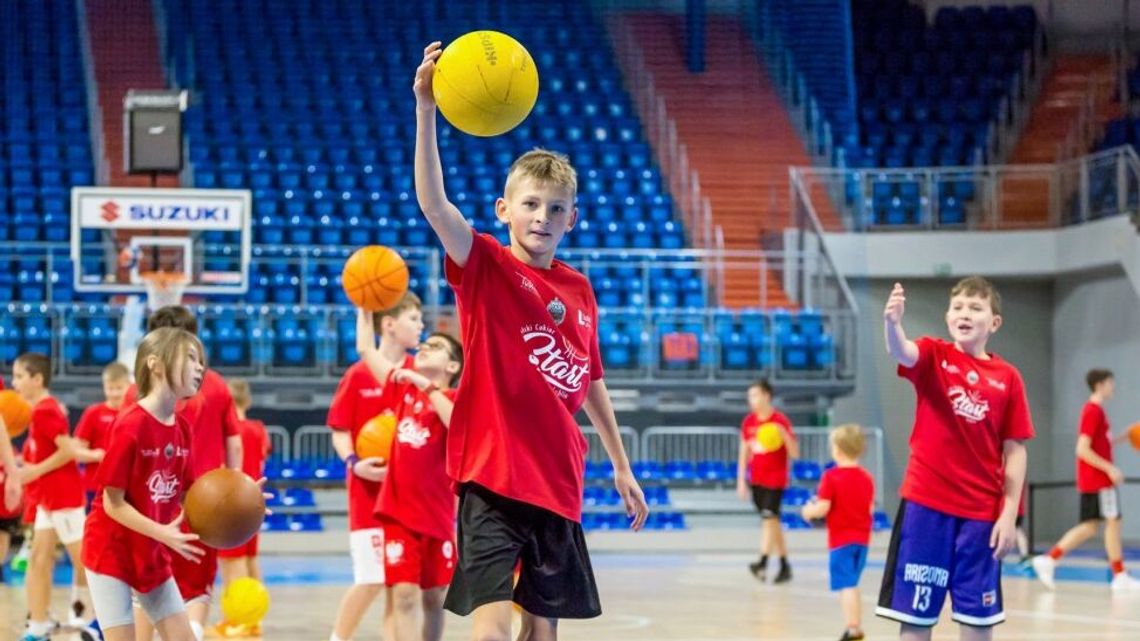 Start zaprasza na ferie z koszykówką. Zajęcia są bezpłatne Start zaprasza na ferie z koszykówką. Zajęcia są bezpłatne