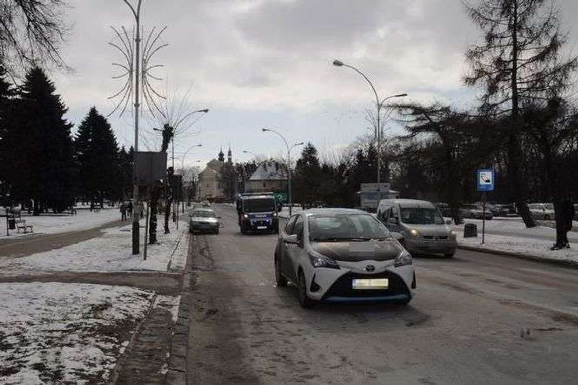 Staruszek przechodził przez pasy. Wjechała w niego toyota Staruszek przechodził przez pasy. Wjechała w niego toyota