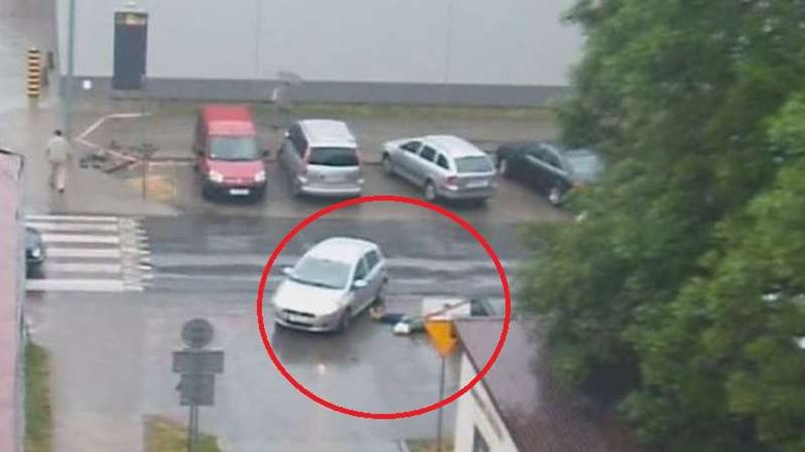 Staruszka szła chodnikiem, ale kierowca skręcił na parking. Tłumaczył, że jej nie zauważył Staruszka szła chodnikiem, ale kierowca skręcił na parking. Tłumaczył, że jej nie zauważył