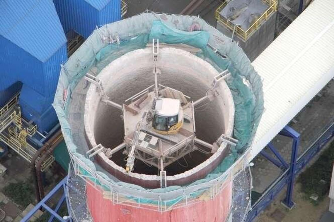 Stary komin elektrociepłowni powoli znika z horyzontu