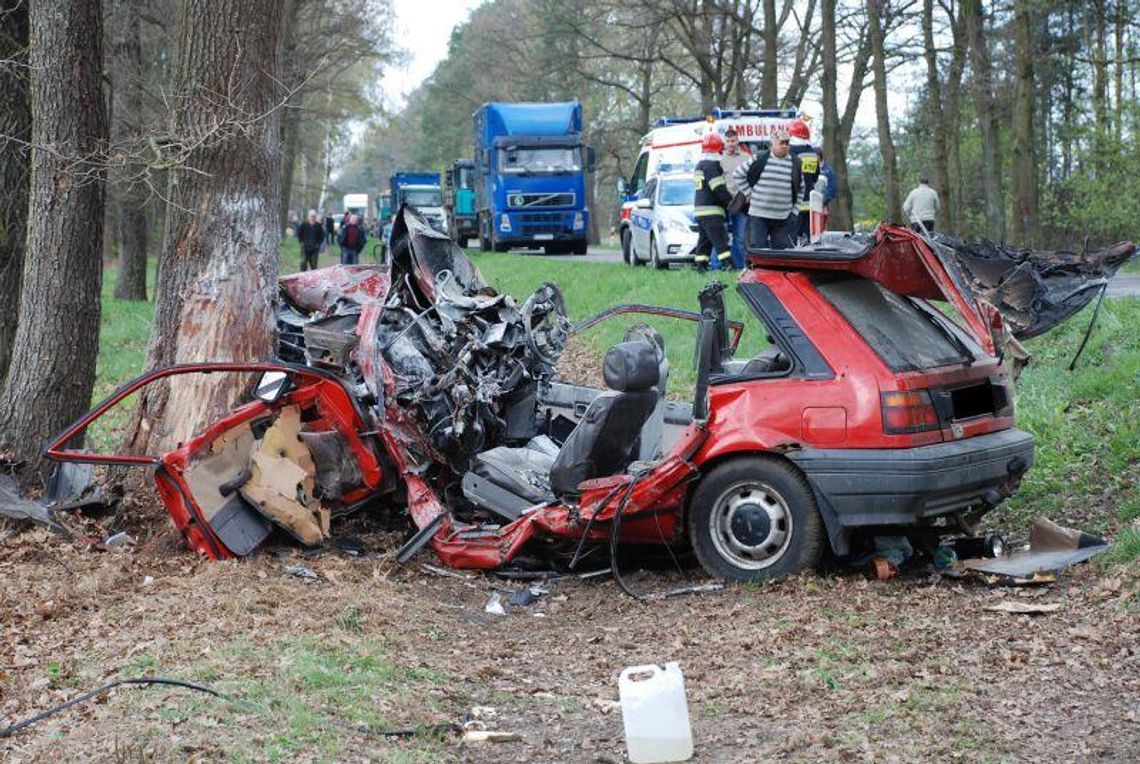Stasinów: Samochód uderzył w drzewo i zapalił się. Kierowca zginął