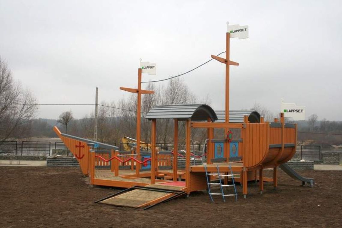 Statek zabawy na skwerze w Puławach