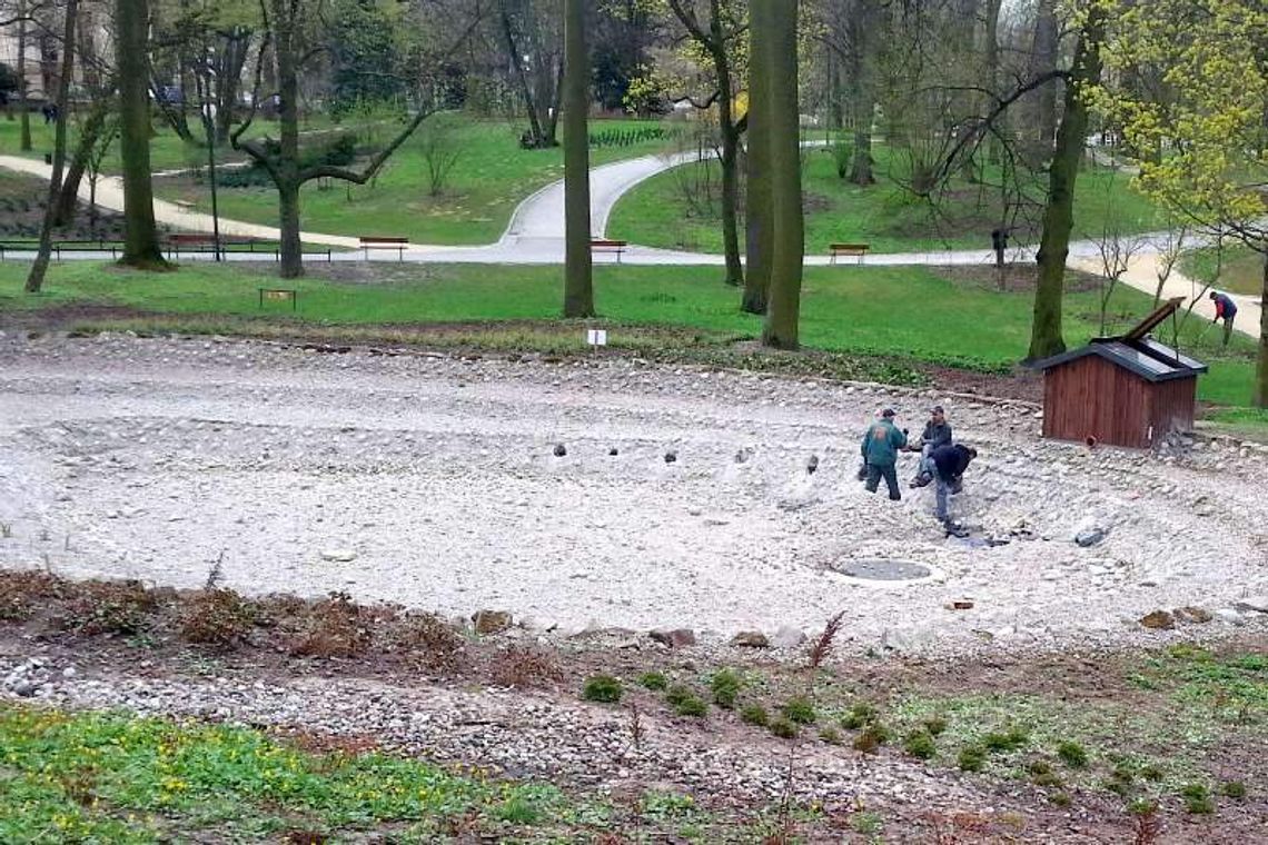 Staw w Ogrodzie Saskim przecieka. To już trzecia naprawa Staw w Ogrodzie Saskim przecieka. To już trzecia naprawa