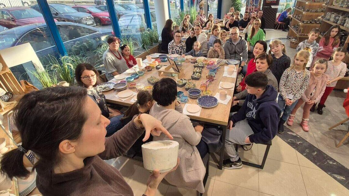 Stempelek, farba i ceramika - rodzinne warsztaty w magazynie Ceramiki Bolesławiec