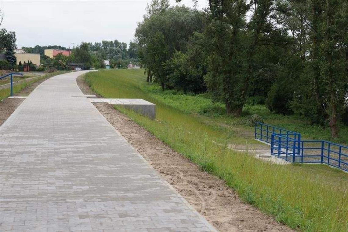 Stężyca, Dęblin. Wały coraz mocniejsze Stężyca, Dęblin. Wały coraz mocniejsze