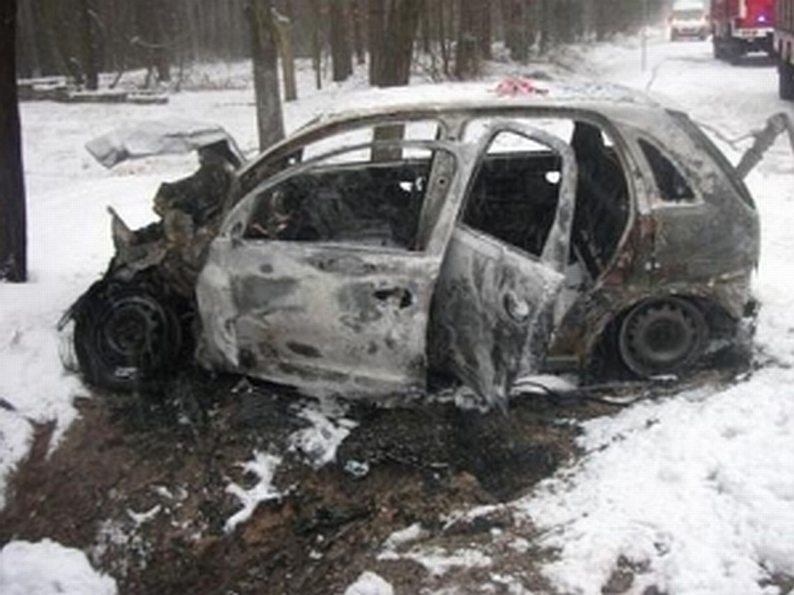 Stężyca: Kobieta jechała za szybko, samochód doszczętnie spłonął