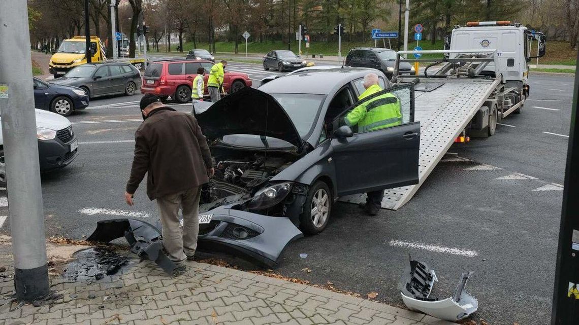Stłuczka koło cmentarza. Jedna osoba trafiła do szpitala [zdjęcia]