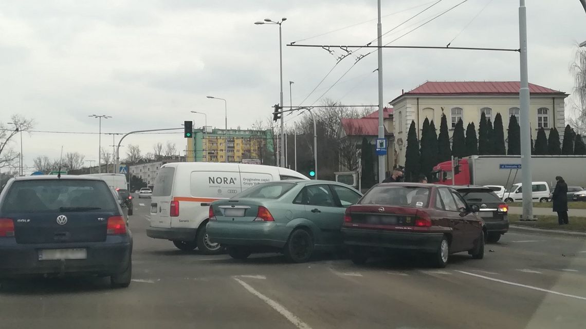 Stłuczka na skrzyżowaniu Mełgiewskiej i Grafa. Korki