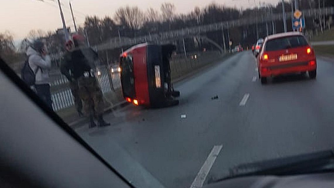 Stłuczka na ul. Filaretów w Lublinie. Fiat przewrócił się na bok