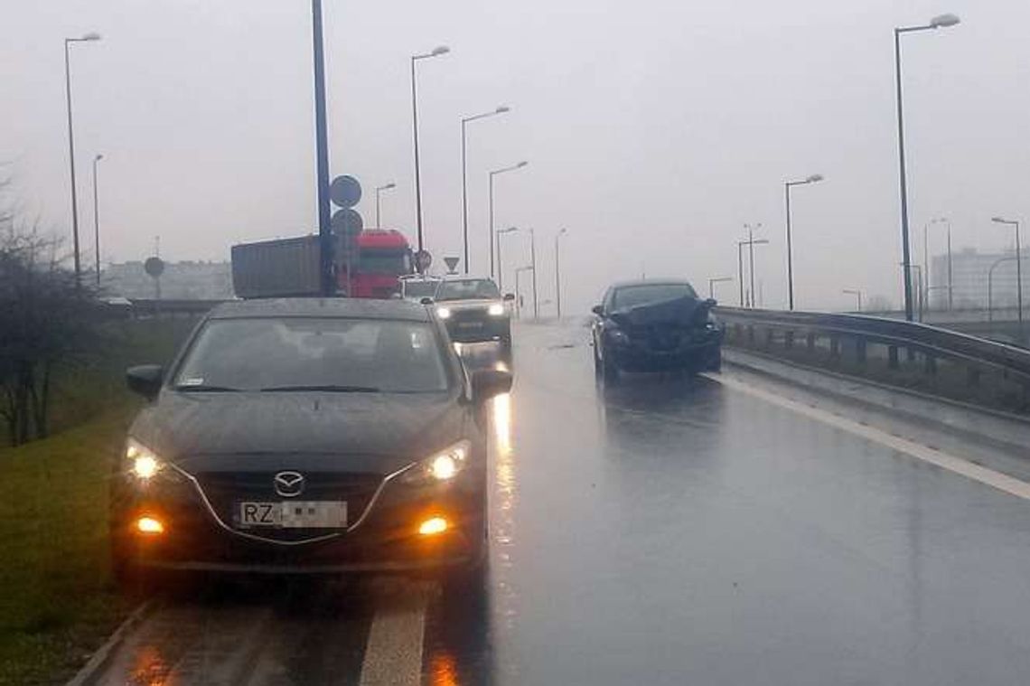 Stłuczka na zjeździe z wiaduktu Poniatowskiego. Zderzyły się dwa samochody