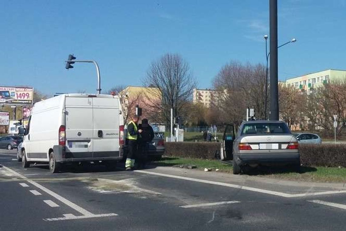 Stłuczka przy Orfeuszu. Mercedes zderzył się z bmw