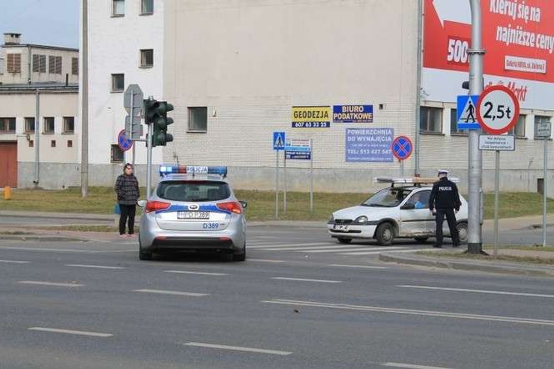Stłuczka w centrum Puław. Audi zderzył się z oplem