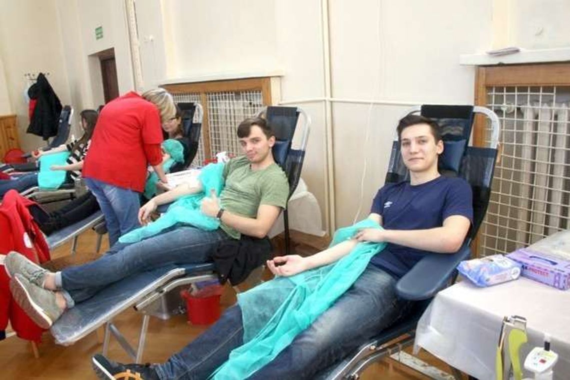 Sto litrów krwi na stulecie szkoły