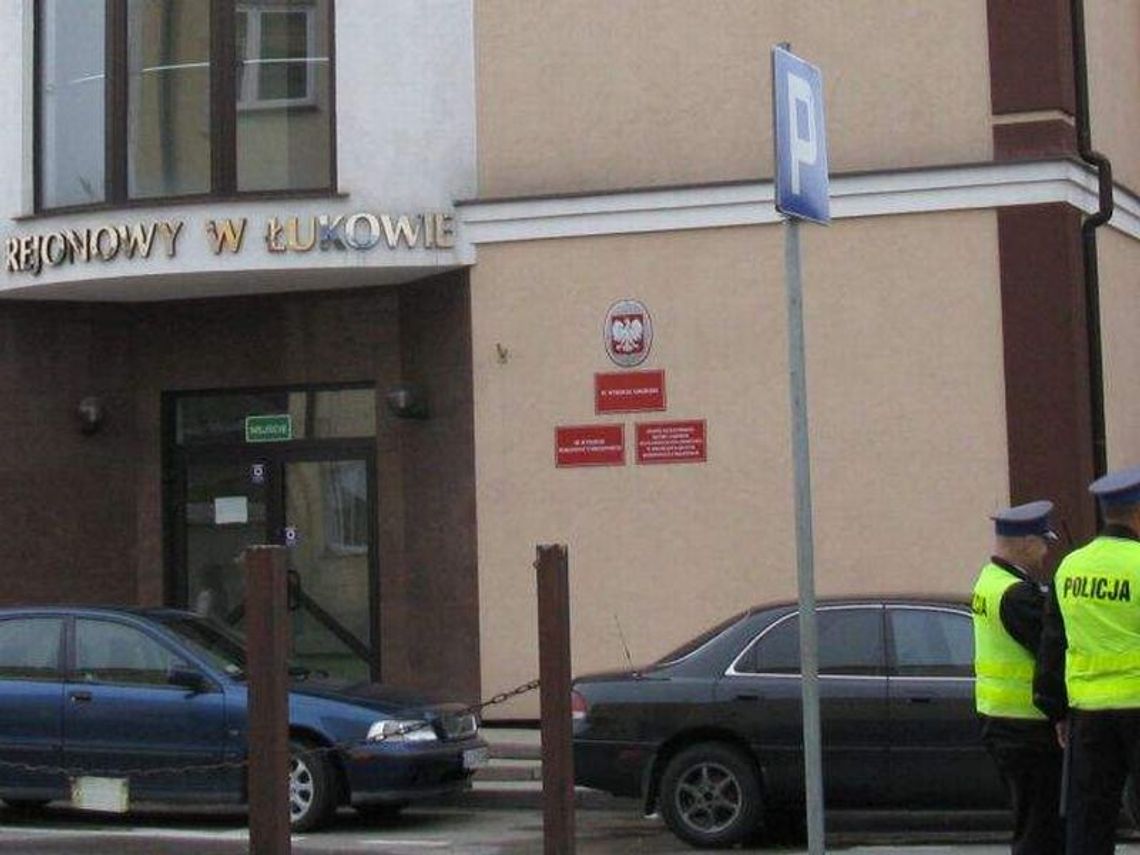 Stoczek Łukowski: Pijany ciągnął pijanego z psem i... łapówką