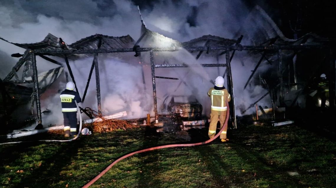 Stodoła poszła z dymem. Spaliły się też dwa samochody