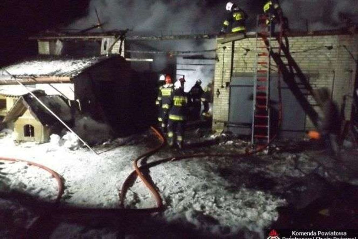 Stodoła zniszczona po pożarze. Gasiło go siedem zastępów straży