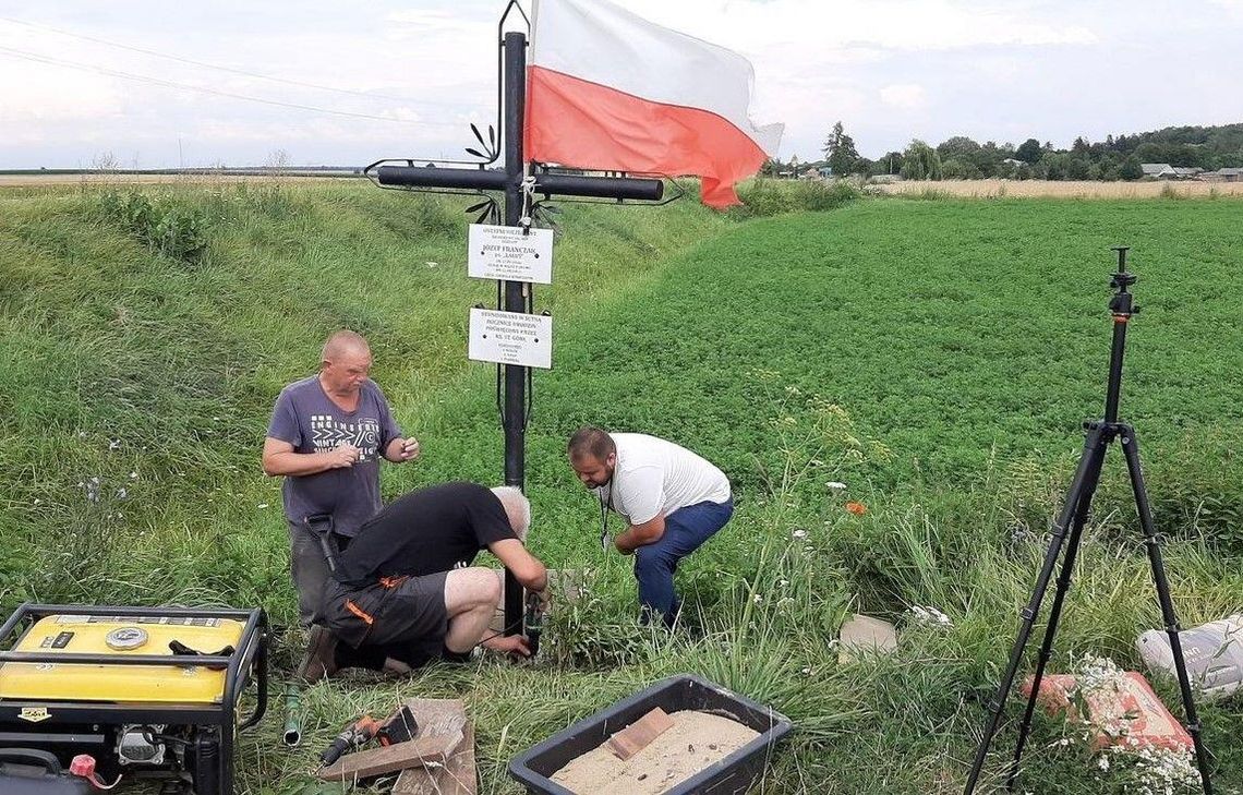 Stoi już nowy krzyż poświęcony ostatniemu wyklętemu. „Bandytyzm” 