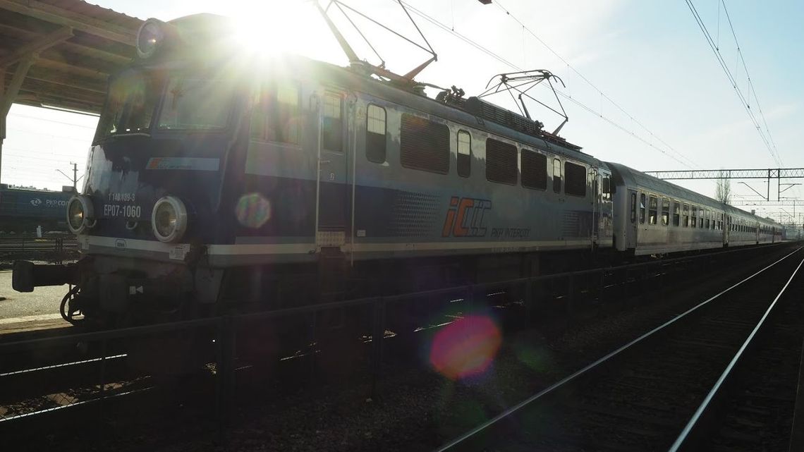 Stoi na stacji lokomotywa. Tylko dlaczego tak długo?