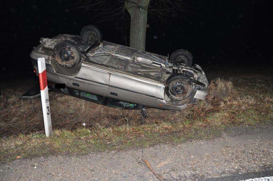 Stok: Błąd podczas wyprzedzania i dachowanie opla. 3-letnie dzieci ranne