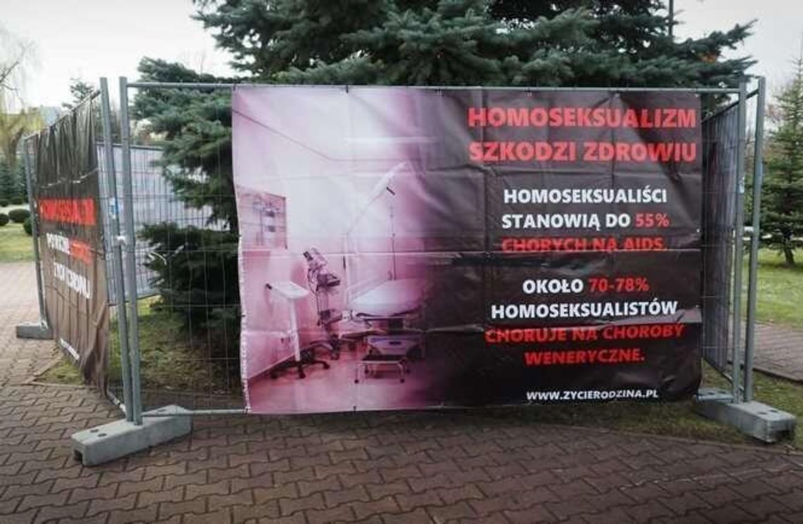 "Stop dewiacji". Wystawa stanęła przy wejściu do kościoła w Lublinie