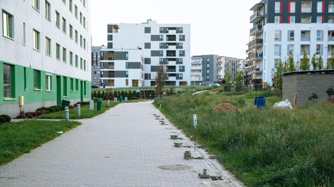 Stracą najkrótszą drogę, bo wspólnota ogradza chodnik. "Nam zostaną gumowce"