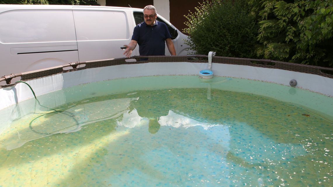 Strach nepełnić basen. Zamiast wody rdzawa ciecz. Czy nadaje się picia?