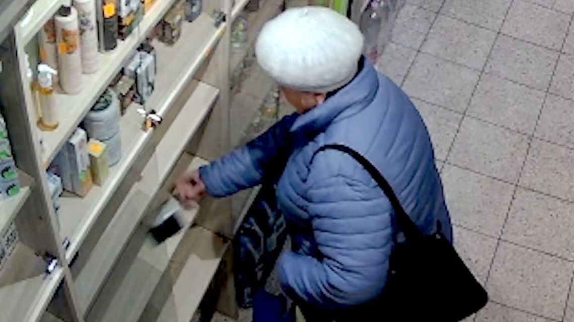 Stracił 1300 zł w hali targowej w Puławach. Policja szuka tej kobiety