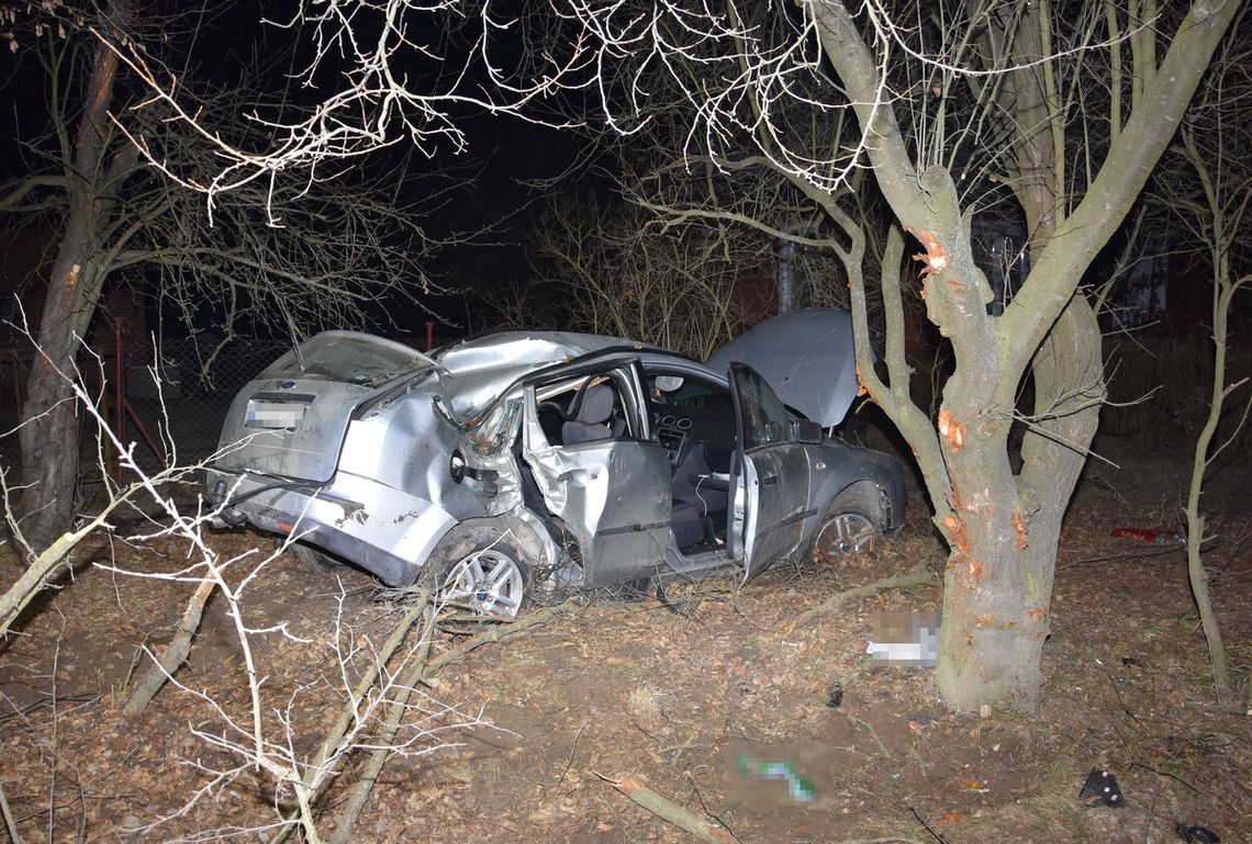 Stracił panowanie nad autem i uderzył w drzewo. Miał ponad promil alkoholu