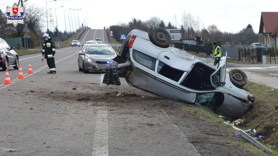 Stracił panowanie nad autem. Opel dachował w rowie