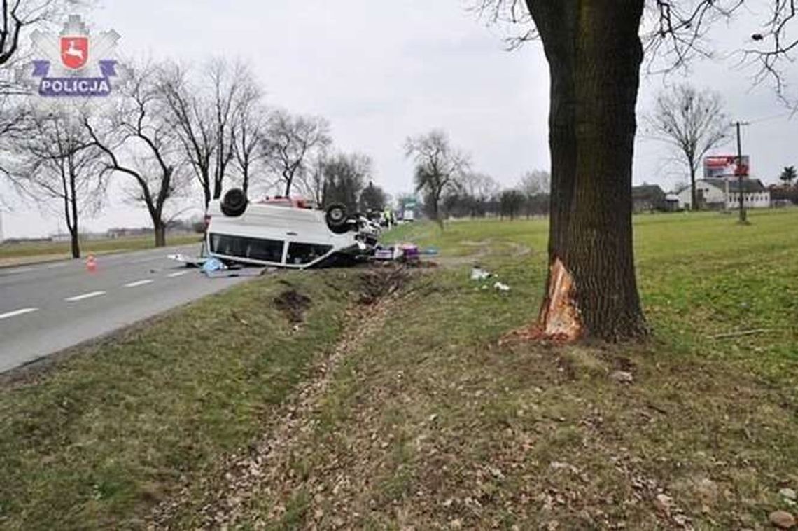 Stracił panowanie nad busem i dachował