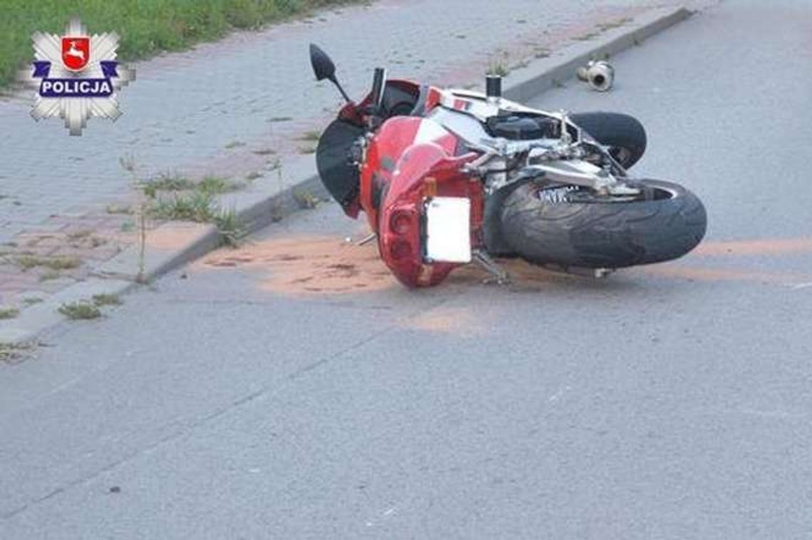 Stracił panowanie nad motocyklem i uderzył w skodę. Trafił do szpitala Stracił panowanie nad motocyklem i uderzył w skodę. Trafił do szpitala