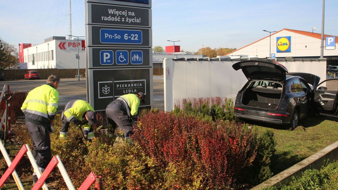 Stracił przytomność za kierownicą, uderzył w paczkomat i zawór z gazem Stracił przytomność za kierownicą, uderzył w paczkomat i zawór z gazem