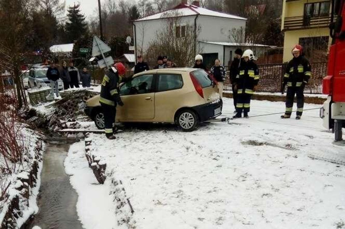 Straciła panowanie nad autem, uderzyła w znak i wpadła do rowu