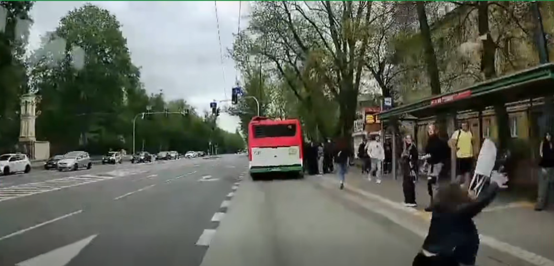 Straciła równowagę i wpadła pod autobus. Niebezpieczna sytuacja na przystanku Straciła równowagę i wpadła pod autobus. Niebezpieczna sytuacja na przystanku