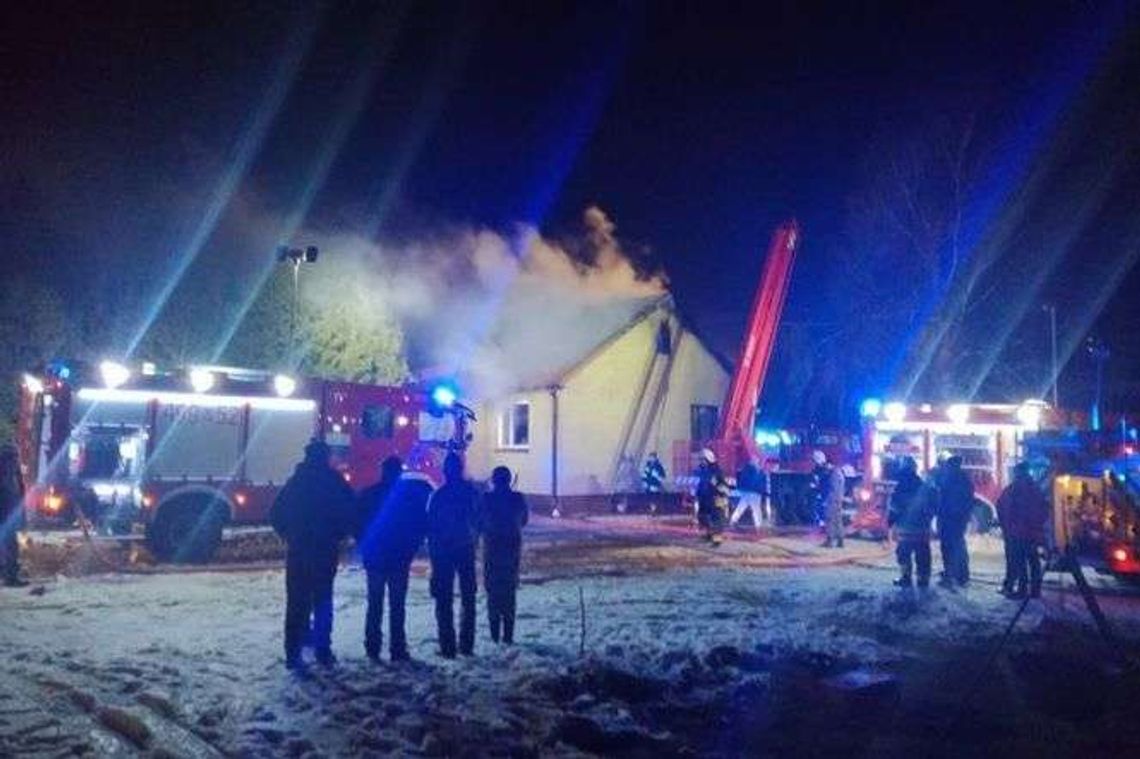 Stracili w pożarze dom. Okoliczni mieszkańcy ruszyli na pomoc Stracili w pożarze dom. Okoliczni mieszkańcy ruszyli na pomoc