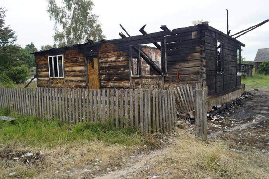 Stracili wszystko w pożarze. Mieszkańcy Gręzówki odbudują dom pogorzelcom